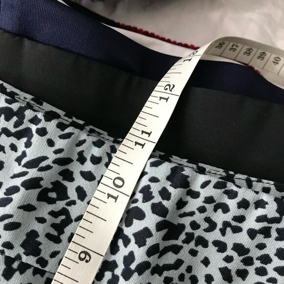 Jamie Sadock Skinnylicious Size Zip Blue & Black Animal Print Golf Shorts Size 8 - Picture 5 of 8